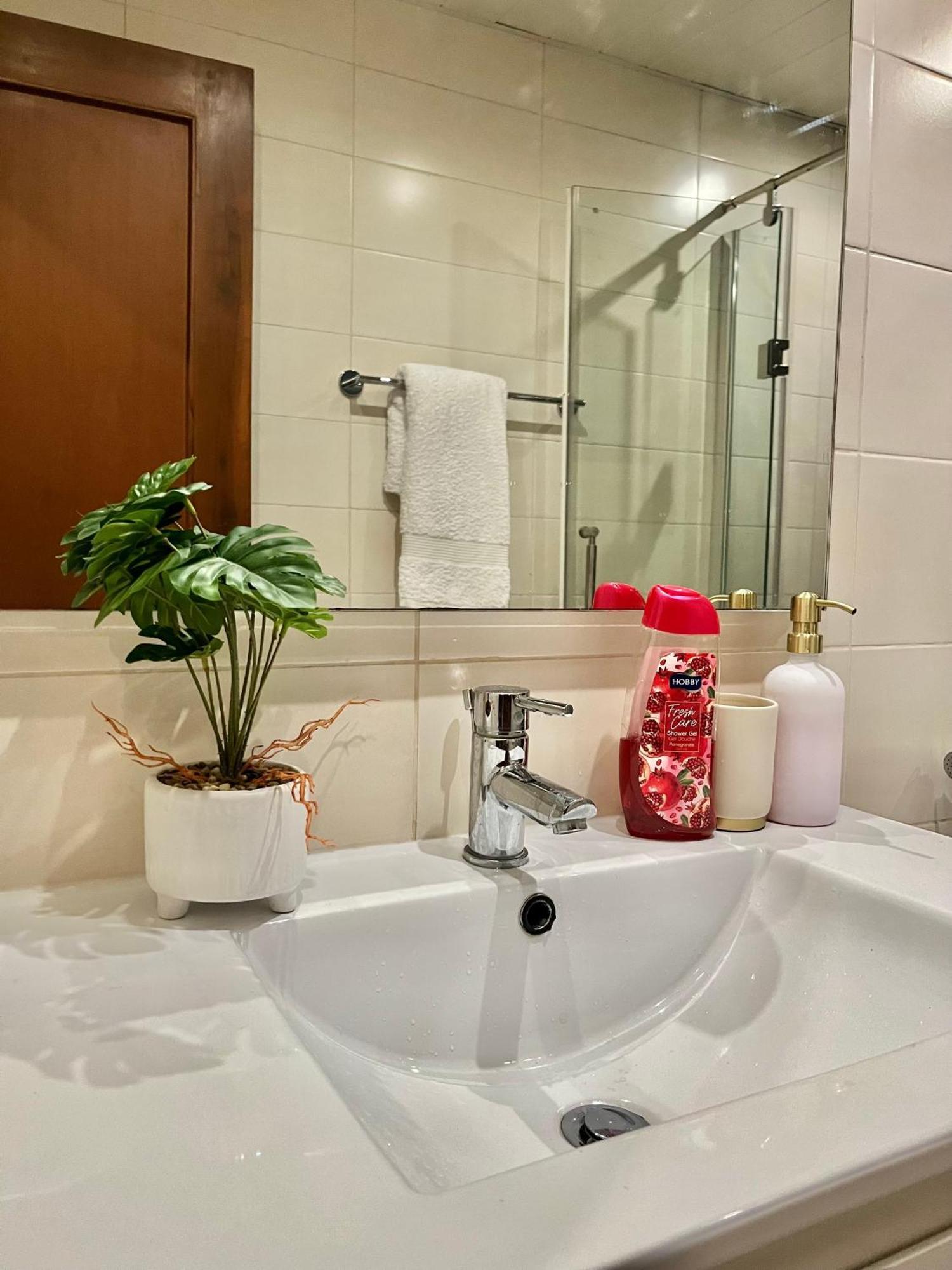 Coastalhome 75Inch Tv 5Min Drive To The City & Beach Dar es Salaam Eksteriør billede